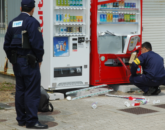 扉を壊されて売上金が盗まれた自販機