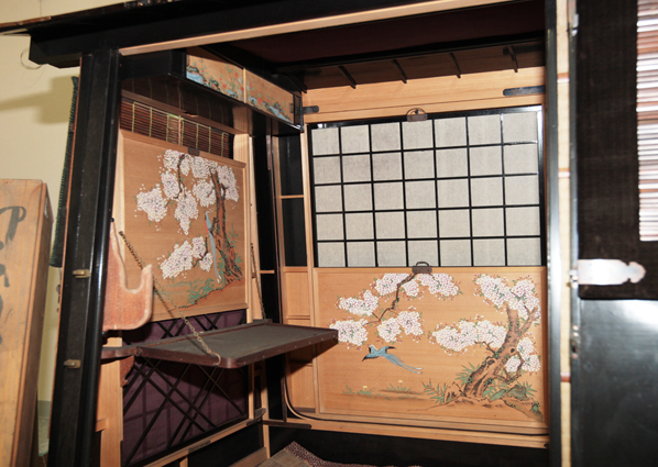 花鳥図が描かれるなど美麗を凝らした内装