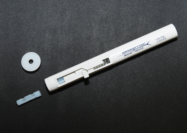 不適切な使用があったのと同型の採血器具。中央に穴の開いた丸い部品がカバー