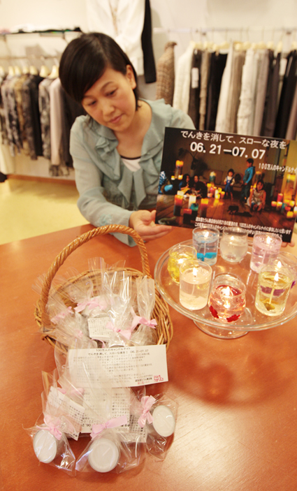 写真手前のキャンドルを来店者にプレゼントする