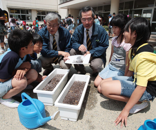 ヤナギタデの種子を見ながら赤穂の地名由来を聞く児童たち=塩屋小学校