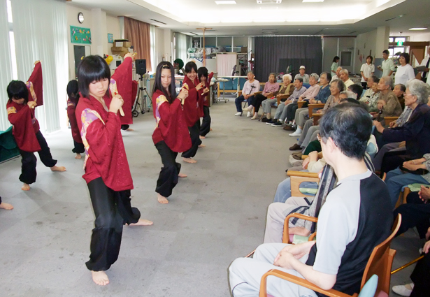利用者を前にはつらつとした演舞を披露する「夢走」のみなさん