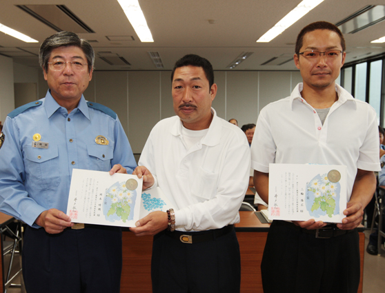 迷子を救護した=右から=三輪隆広さんと岡本時穂さん。岡田正則署長から「のじぎく賞」を伝達された