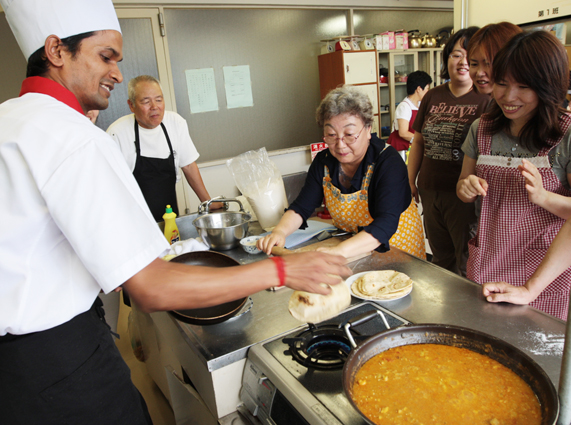 プラカーさんが本場仕込みの腕前を披露したインド料理交流会