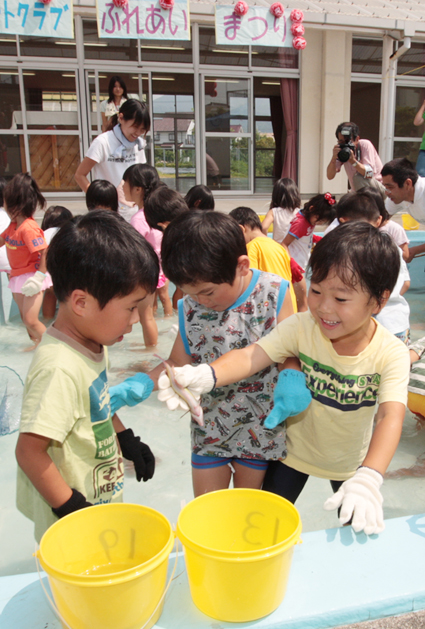 魚を捕まえて「とったどー」=城西幼稚園