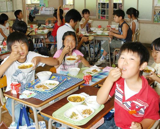 赤穂産食材をふんだんに使った給食を食べる子どもたち