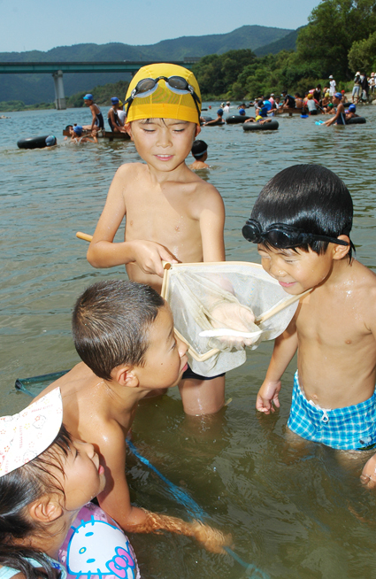 魚とりなどで川遊びを楽しんだ自然観察会