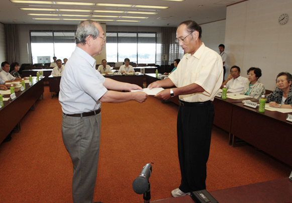 豆田正明市長から諮問を受ける林頼夫委員長