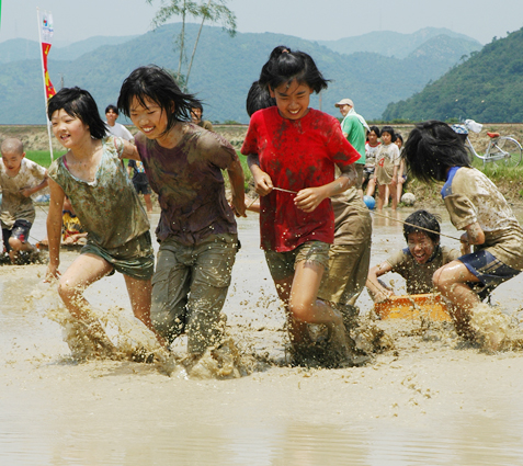 服の汚れも気にせず走り回ったどろんこ運動会