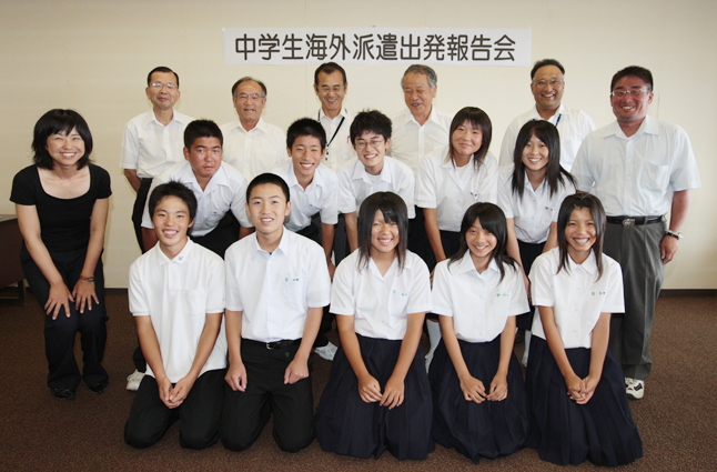 出発報告会で海外派遣への抱負を語った中学生