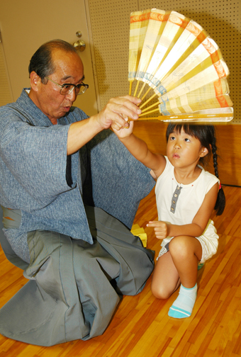 真剣な表情で稽古に取り組んでいる「こども能楽教室」