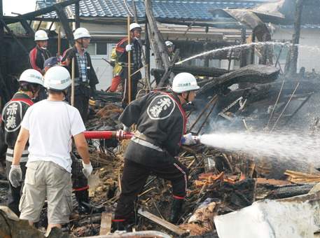 2階建て民家が全焼した火災現場