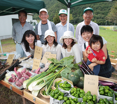 朝市「らくや」を運営している売り子と生産者のみなさん。店名は方言から取った。