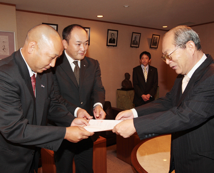 豆田正明市長に提言書を手渡す坂本勲・山鹿JC理事長と矢野英樹・赤穂JC理事長