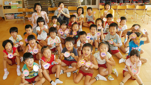 「いつまでも長生きしてね」とメダルを作った園児たち=尾崎幼稚園