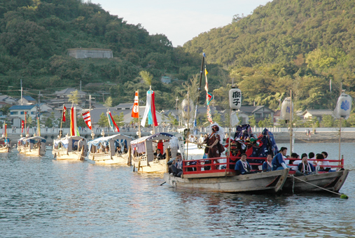 祭礼船よる華麗な海上渡御