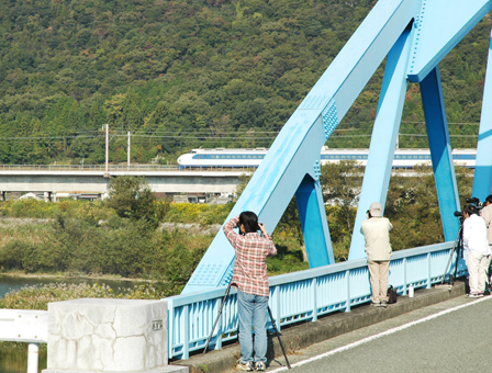 初代新幹線“0系”をカメラで狙う鉄道ファン