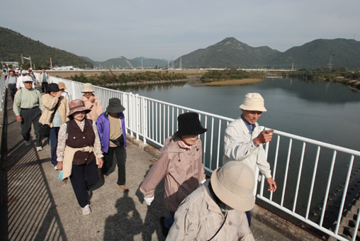 秋の自然を満喫しながら坂越地区を巡った市民ウォーク
