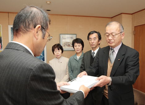 公共料金値上げ提案の撤回を求める署名簿を提出する日本共産党赤穂市委員会