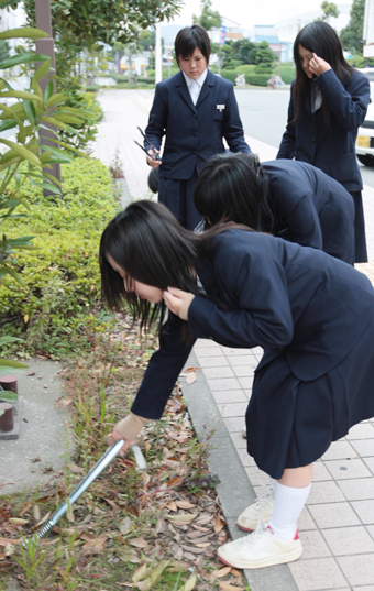 駅周辺で清掃奉仕した赤穂高のみなさん