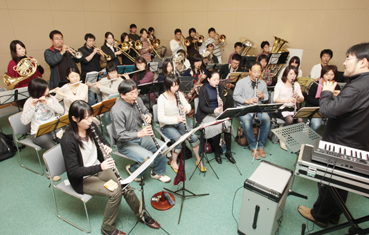 初めての演奏会に向けて練習に熱が入る「ハーモニー吹奏楽教室」のみなさん