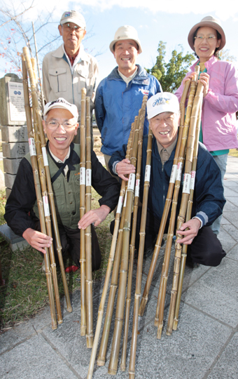 「さこし船岡を良くする会」が作ったハイキング用の竹杖
