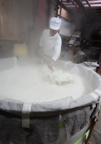 義士祭前の出荷に向けて進む日本酒の仕込み作業