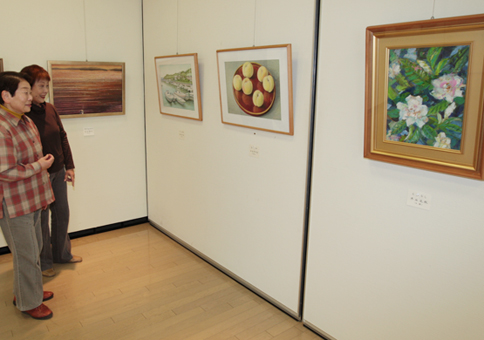 市立図書館ギャラリーで開催中の赤穂美術協会小品展