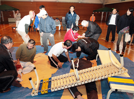 幅広い年代が参加した塩屋向地区の防災訓練