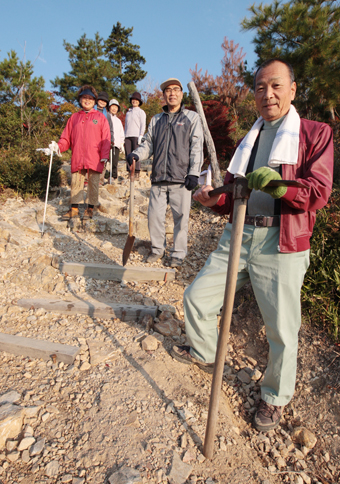 善意で登山道を整備している松井富栄さん。早朝登山の愛好者から感謝の声