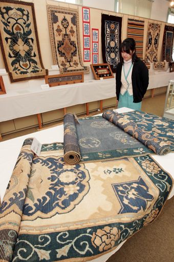 民俗資料館で開催中の「幻の赤穂緞通作品展」