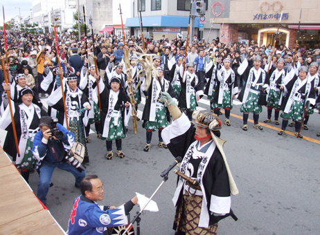 「エイエイオー」と勇壮に勝どきを上げる義士行列