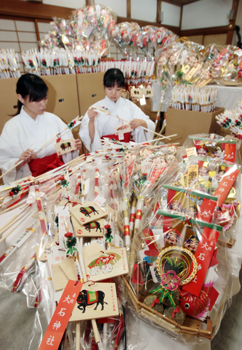 大石神社で始まった縁起物準備。巫女が一点ずつ点検