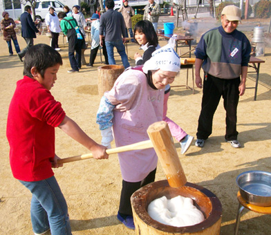 児童らが一生懸命もちをついた原小学校の収穫祭