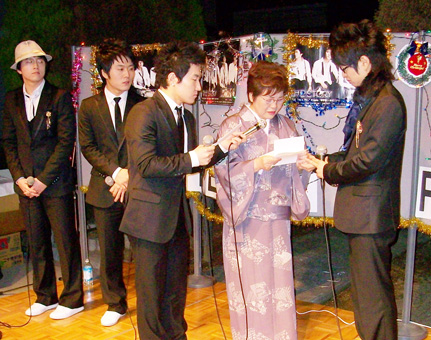 パクさん=右端=へ「人を大切にがんばって」と言葉を贈る広瀬重美さん