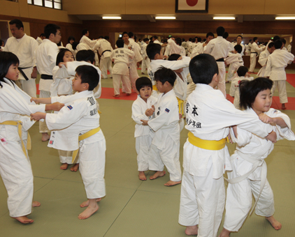 ちびっこ選手から大人まで大勢が集まった市柔道協会の稽古初め