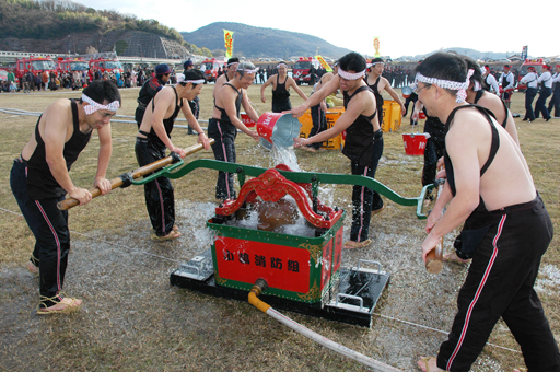 厳しい寒さの中、火消しの心意気を見せた消防団員