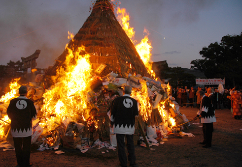 大石神社で行われたとんど祭