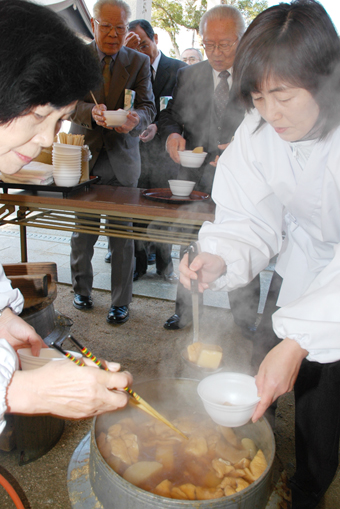 義士の命日に大石神社で振る舞われた“厄除け大根”
