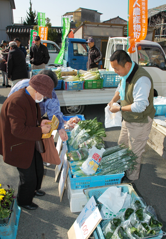 毎月第1木曜日に定期開催されることになった「軽トラ朝市」