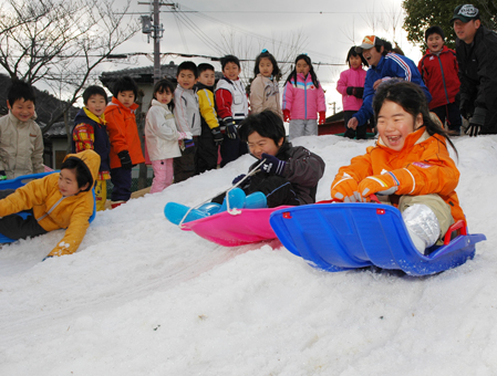 園児らが大喜びだった御崎幼稚園の雪遊び