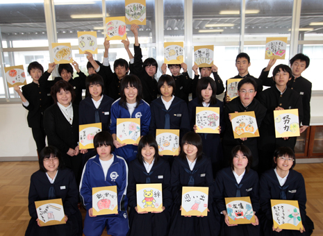 「今の気持ちを表現しよう」と色紙制作した有年中3年生のみなさん