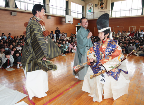 能装束の公開着付けも行われた能楽鑑賞会