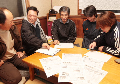 創刊30周年を迎える会報「ほんまち子ども会」の編集会議