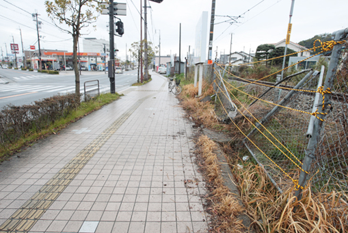 車が線路内へ突っ込んだ現場。車は斜め左方向から右側のフェンスを倒して入った