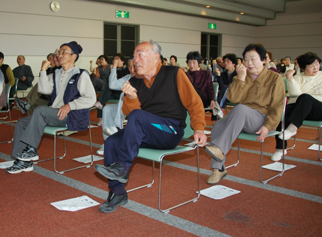 自宅でできる足腰トレーニングを学ぶ参加者ら