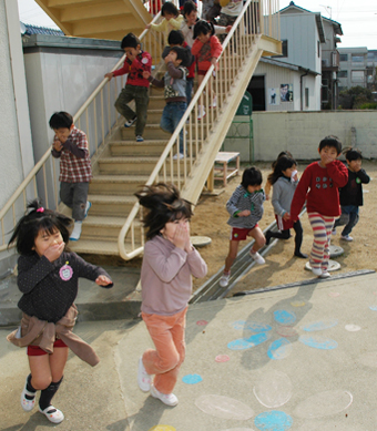 本番さながらに行われた火災避難訓練