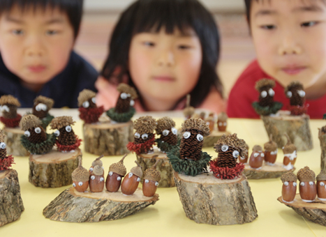 園児らが作った「木の実のおひなさま」と「笠地蔵」