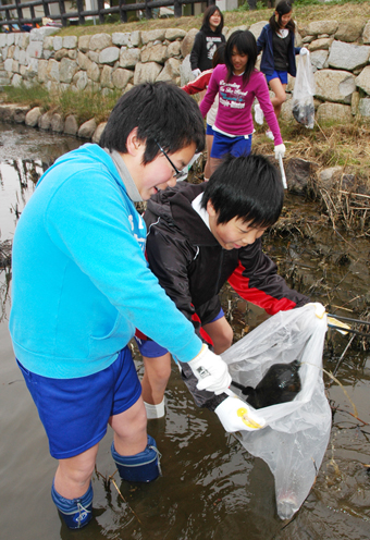 加里屋川を清掃する赤穂小児童