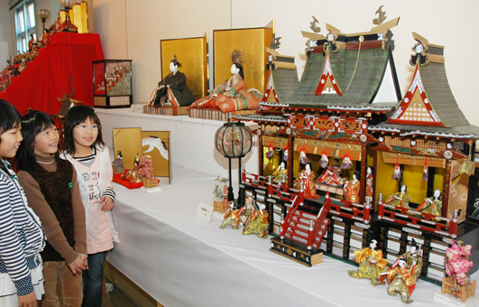 民俗資料館で開催中の「おひなさま展」
